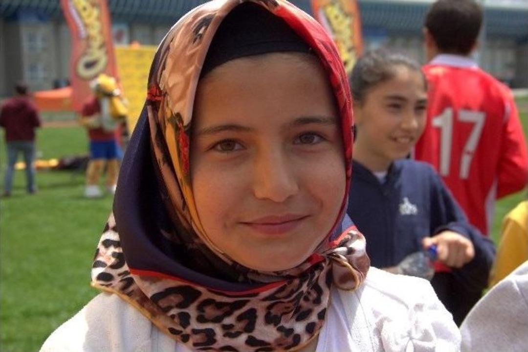 Atletizm Yarışmasında Baş&ouml;rt&uuml;s&uuml;yle Koşan Kız &Ouml;ğrenci: