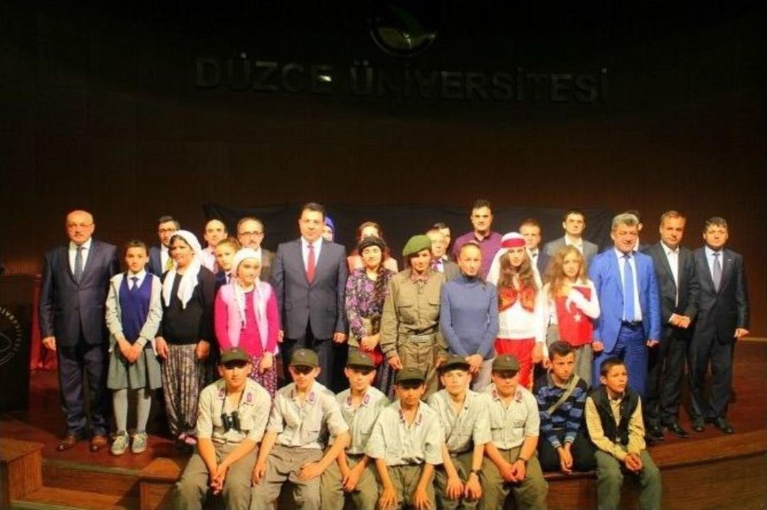 Duygulandıran &Ccedil;anakkale Tiyatro G&ouml;sterisi