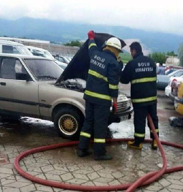 Park Halindeki Otomobilin Motoru Tutuştu