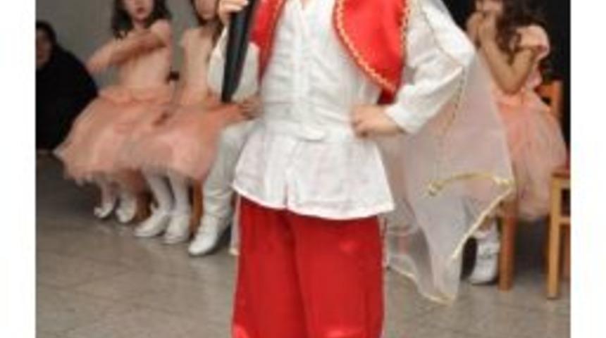 (&ouml;zel Haber) İstiklal Marşı&rsquo;nı Okuyan Minik Kız Duygulanarak Ağladı