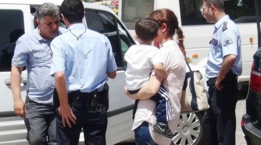 Kadının Kolundaki &Ccedil;antadan Cep Telefonunu &Ccedil;aldılar