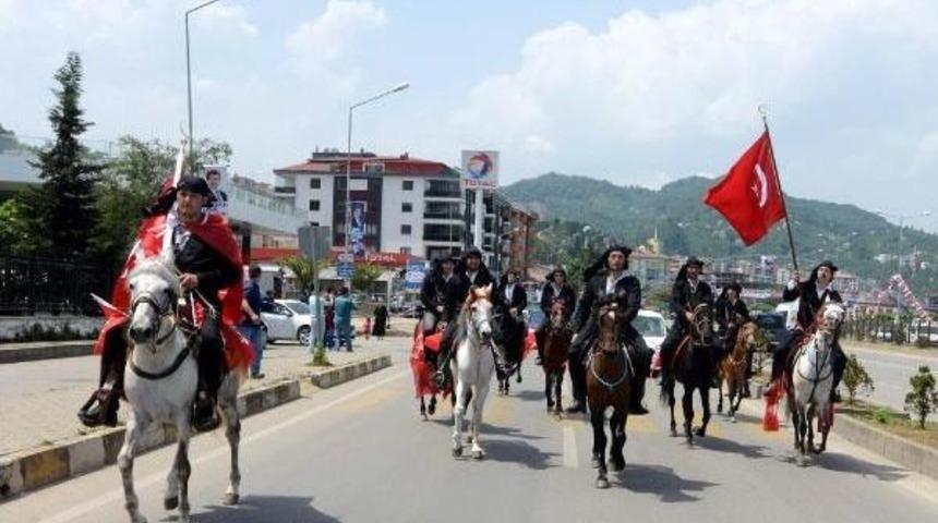 Bah&ccedil;eli: R&uuml;şvet Verip Alan Eller Meydanlarda Y&uuml;ce Kitabımızı Sallıyor