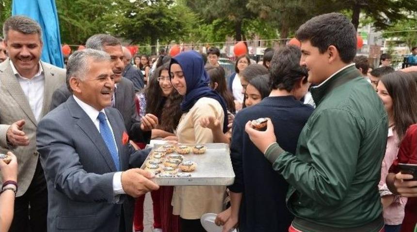 Başkan Dr. Memduh B&uuml;y&uuml;kkılı&ccedil;&rsquo;a &Ouml;ğrencilerden Sevgi G&ouml;sterisi