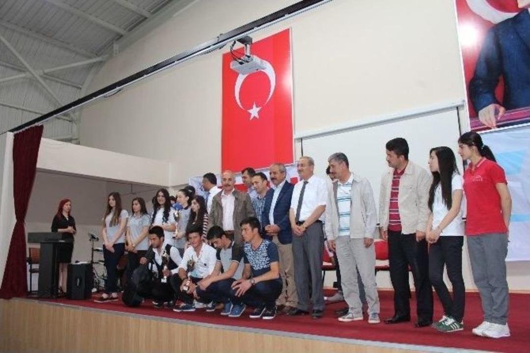 Liseliler, Sesleriyle B&uuml;y&uuml;ledi