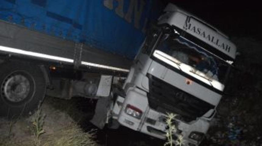 Adıyaman&rsquo;da Virajı Alamayan Tır Dereye U&ccedil;tu