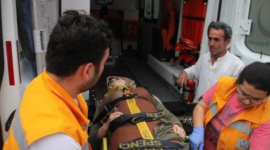 Zonguldak&rsquo;ta Karşıdan Karşıya Ge&ccedil;meye &Ccedil;alışan Gen&ccedil; Kıza Otomobil &Ccedil;arptı