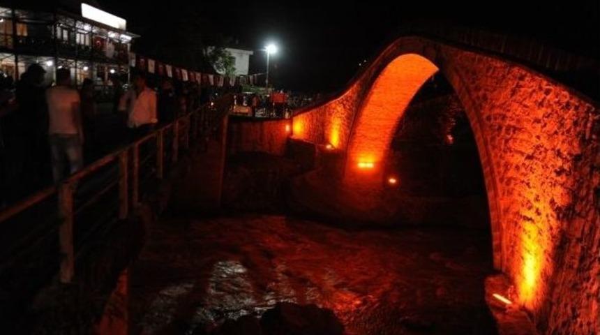 Tarihi Arhavi &Ccedil;iftek&ouml;pr&uuml; Işıklandırıldı