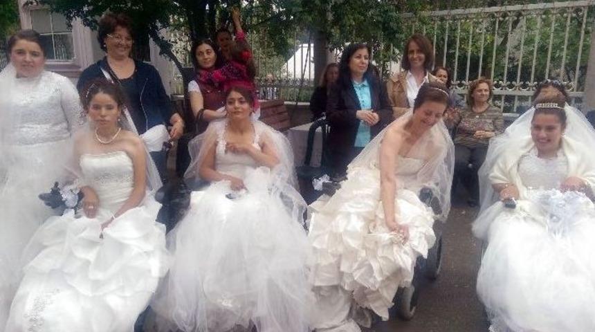 Kas Hastası Kadınlar Hayallerindeki Beyaz Gelinliği Giydi