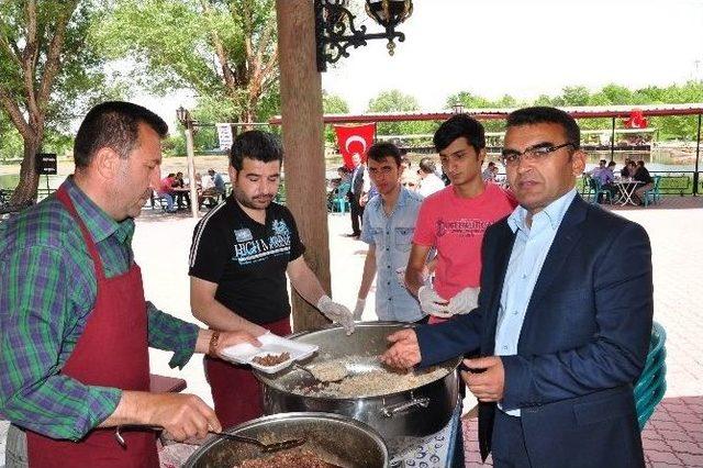 Enerji İşçileri Pilav Gününde Halaylarla Eğlendi