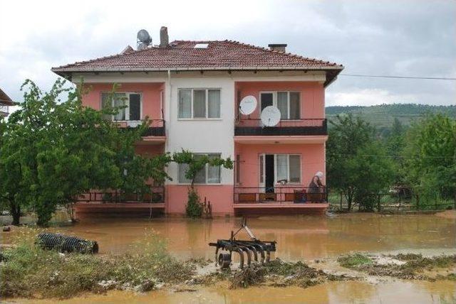 Şiddetli Yağış Hayatı Fel&ccedil; Etti 1