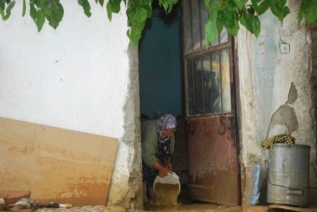 Şiddetli Yağış Hayatı Fel&ccedil; Etti 3