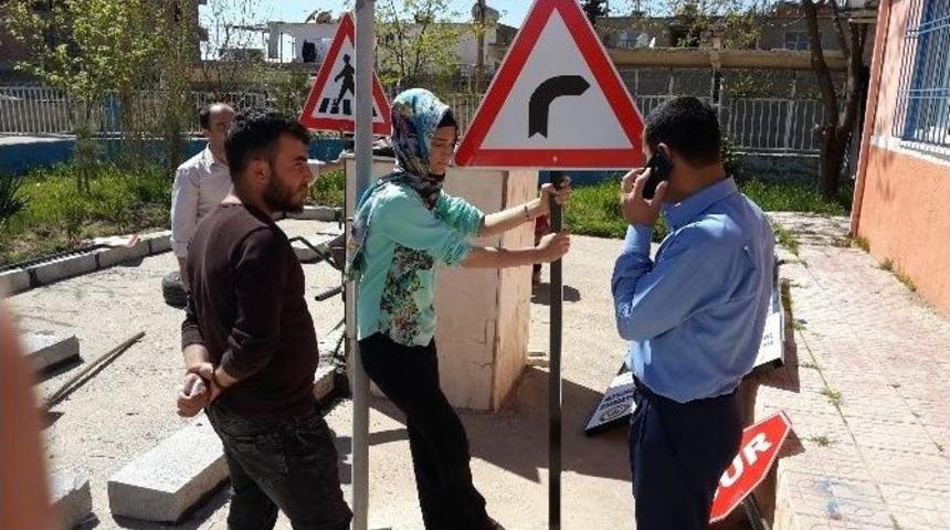 Silvan Myo &Ouml;ğrencileri &Ccedil;ocuklara Trafik Eğitim Pisti Oluşturdu