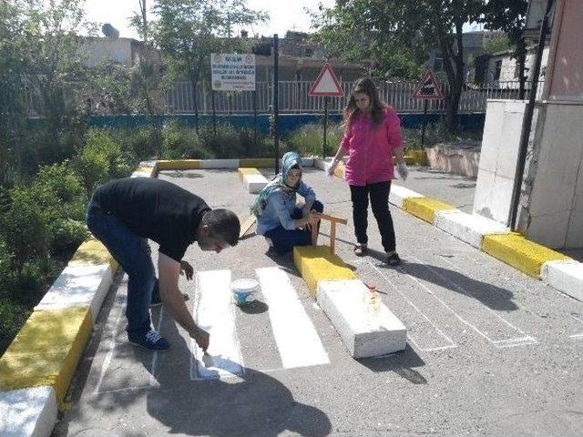 Silvan Myo Öğrencileri Çocuklara Trafik Eğitim Pisti Oluşturdu