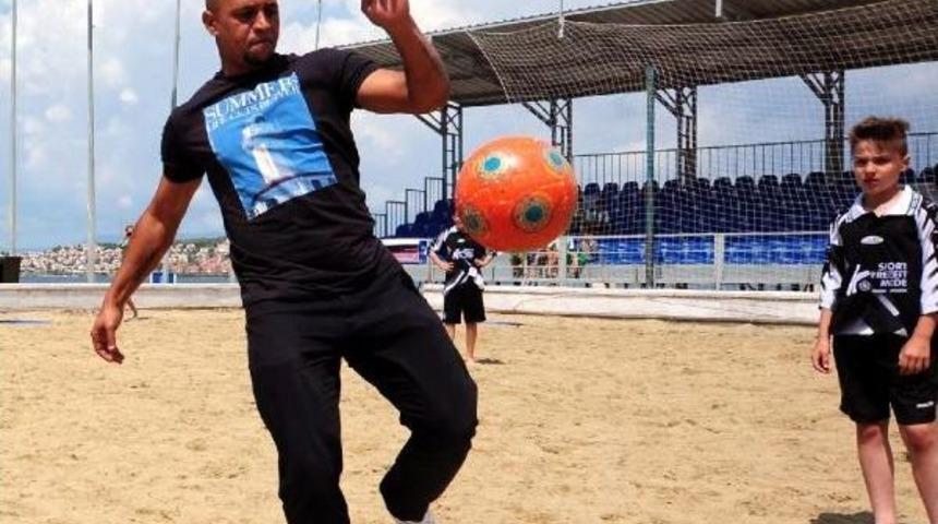 &Ccedil;ocuk Futbol Turnuvası Kupasını Roberto Carlos Verdi