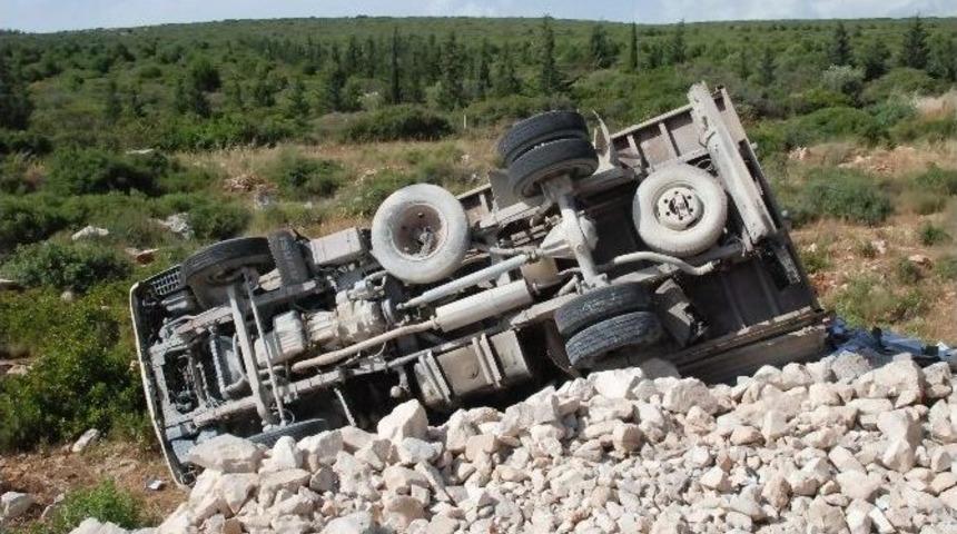 Didim&rsquo;de Lastiği Patlayan Kamyonet Yoldan &Ccedil;ıktı: 1 Yaralı