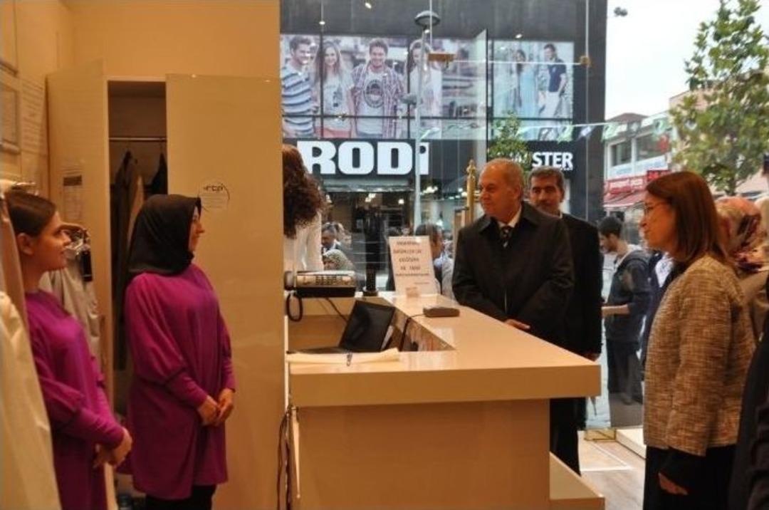 Bakan İslam, &Ccedil;ark Caddesini Gezdi