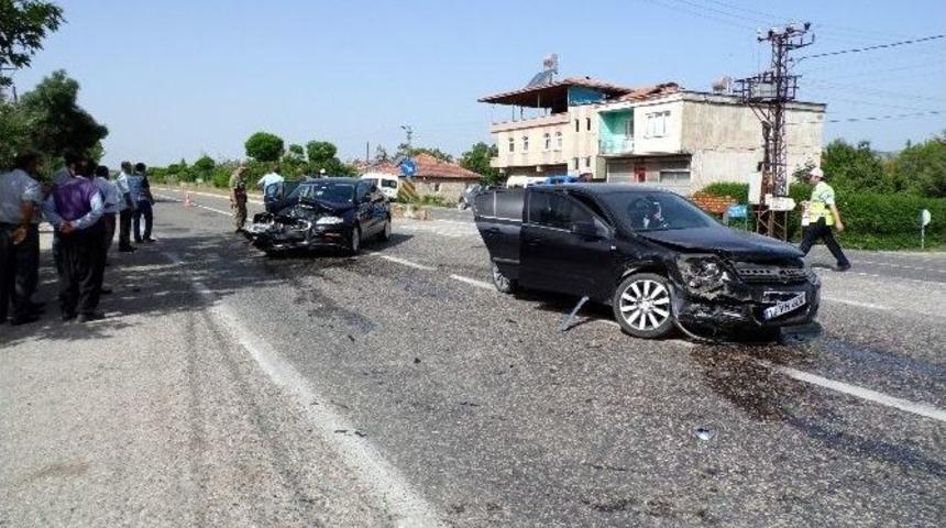 Adıyaman&rsquo;da İki Otomobil &Ccedil;arpıştı: 1 Yaralı