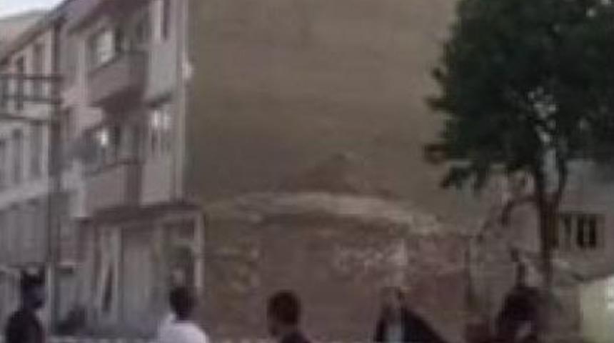 Boşaltılan 3 Katlı Bina B&ouml;yle Yıkıldı