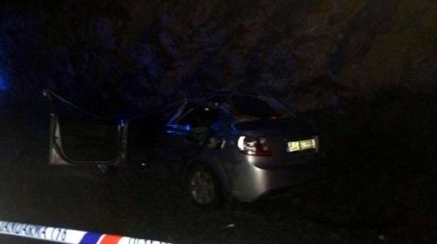 Otomobil, Tır'a &Ccedil;arptı: 2 &Ouml;l&uuml;, 4 Yaralı