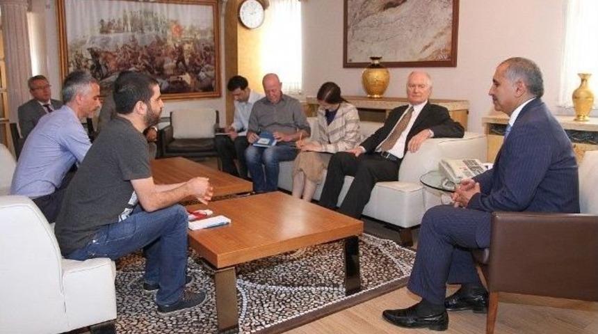 Agit Heyeti Vali Ko&ccedil;ak İle G&ouml;r&uuml;şt&uuml;