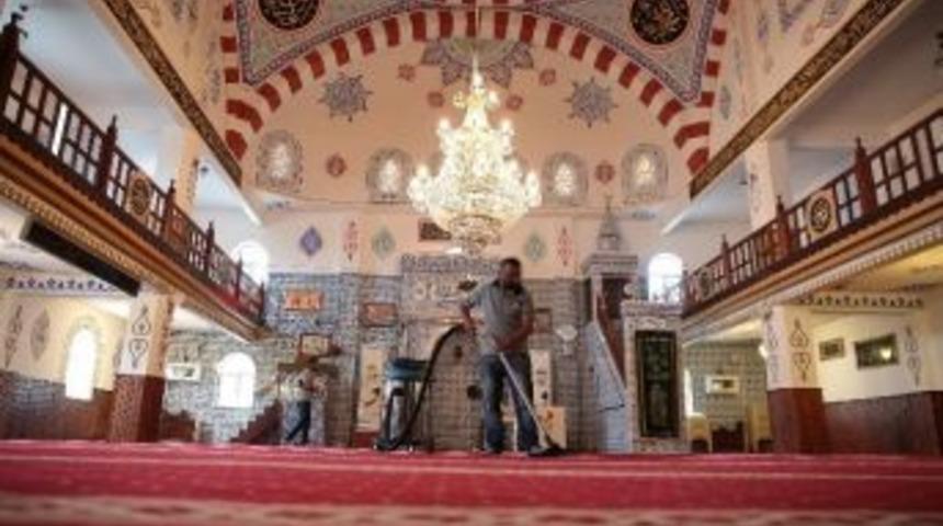İbadethaneler Ramazan&rsquo;a Hazırlanıyor