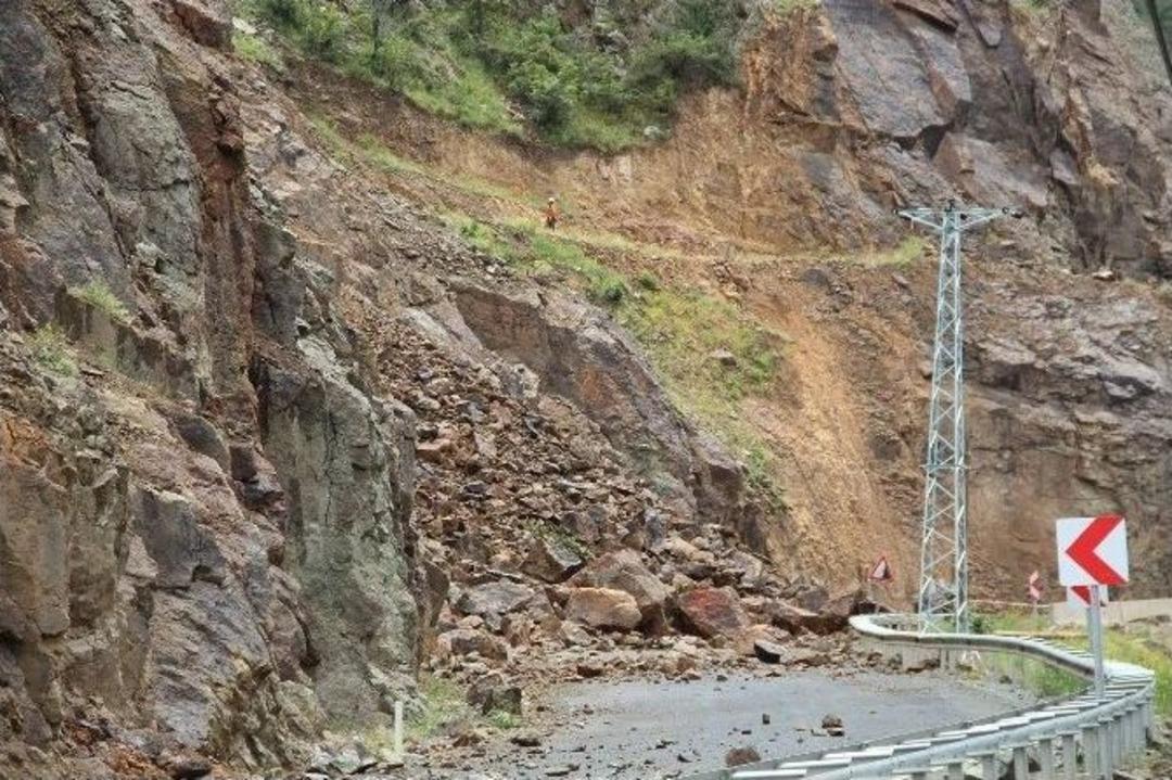 Oltu-artvin Karayolu Heyelan Nedeniyle Kapandı