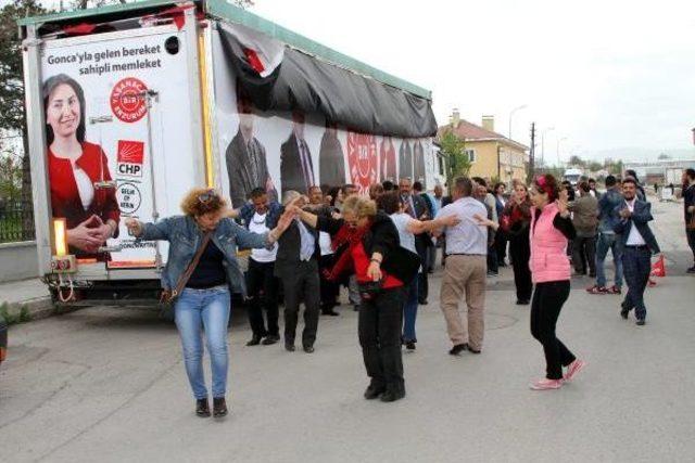 Erzurum'da Chp'lilerden Seçim Tır'ının Engellenmesine Terazili Protesto