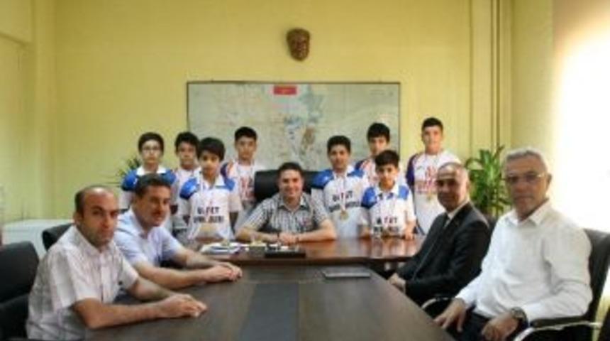 Ataşbak Şampiyon Badmintoncuları Kabul Etti