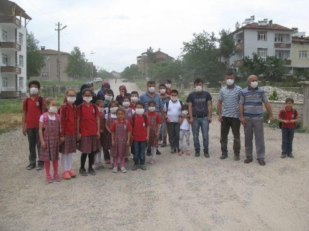 Tozlu Yoldan Şikayet&ccedil;i Olan Mahalleli Maskeyle Eylem Yaptı