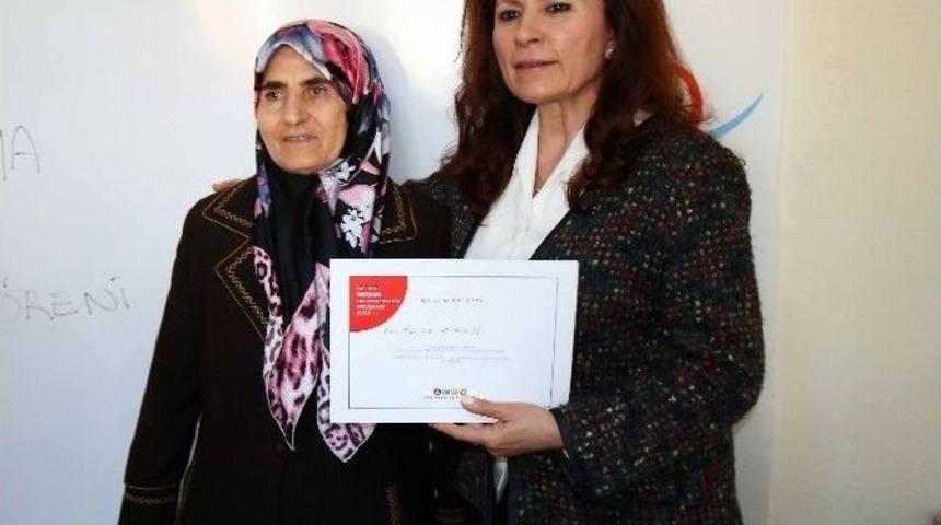 Şehit Annesi Acısını Y&uuml;reğine G&ouml;merek Okuma Yazma &Ouml;ğrendi