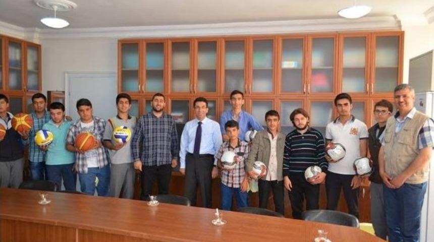 Turnuva Birincilerine, Kaymakam Kuş &Ouml;d&uuml;l Verdi