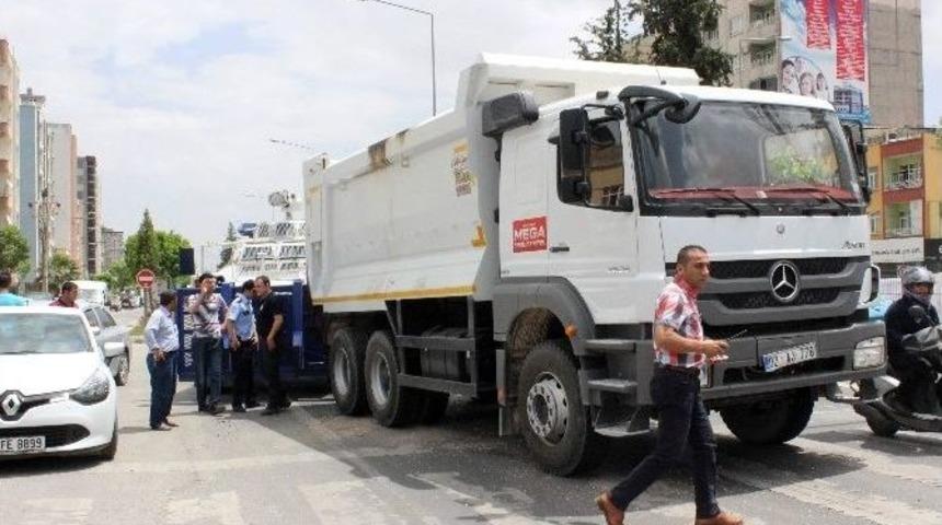 Panzer Kamyon Ve Otomobil Zincirleme Kazaya Karıştı