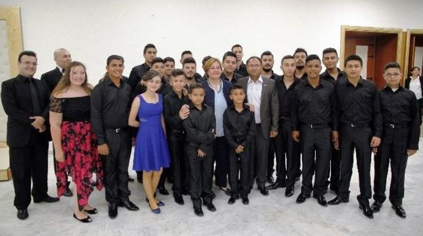 Roman &Ccedil;ocuklar İlk Konseriyle B&uuml;y&uuml;ledi