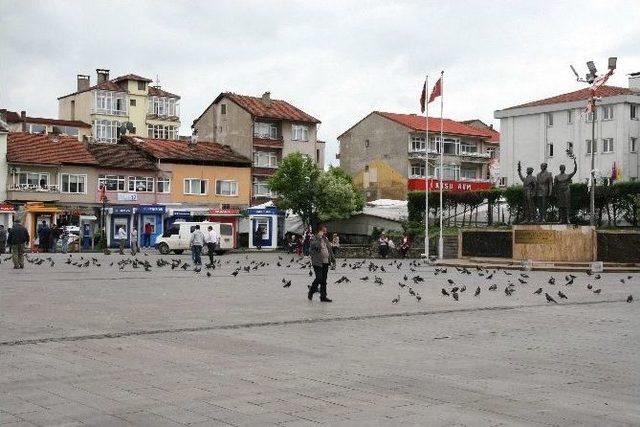 Alanda Kimseyi Bulamayınca Mitingi İptal Ettiler