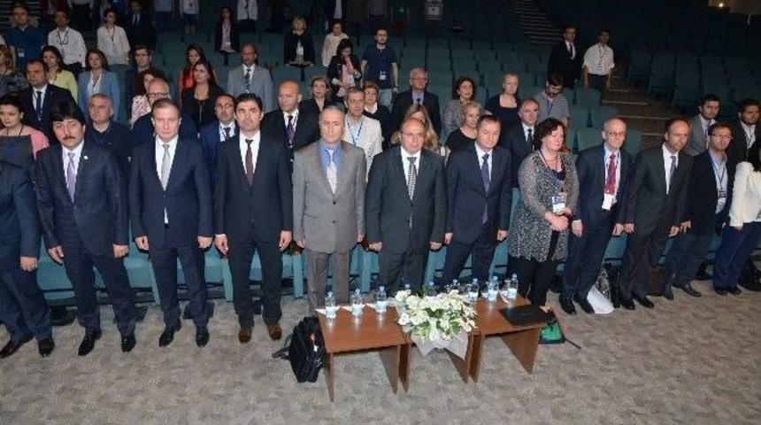 Vali &Ccedil;i&ccedil;ek Uluslar Arası Kongreye Katıldı