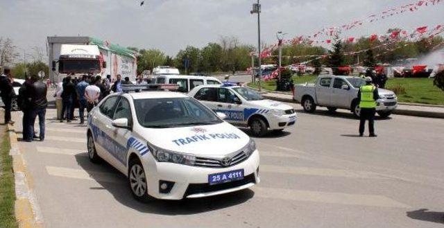 Chp'nin Tır'ı Seçim Kurulu'nun Kararına Rağmen Erzurum'a Giremedi