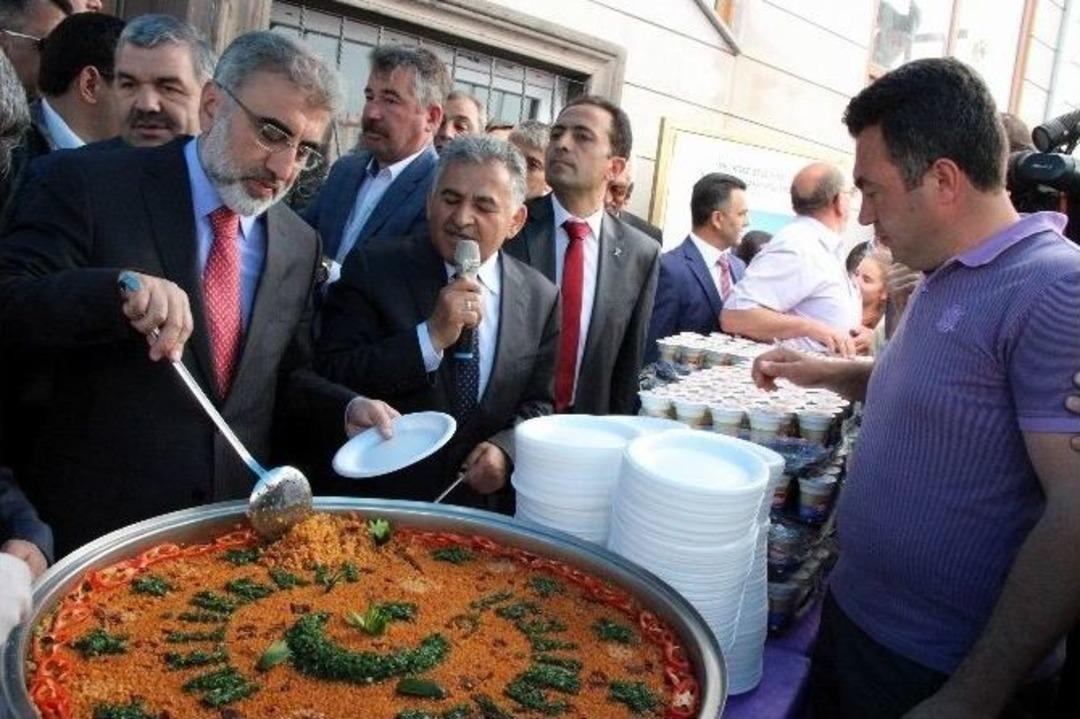 Bakan Yıldız Pilav Dağıttı