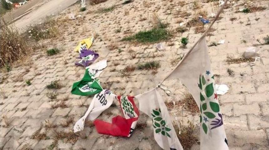 Hdp Bayrakları Kimliği Belirsiz Kişilerce İndirildi