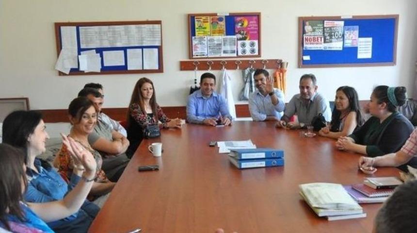 Memiş, Okuldaki Okuma K&ouml;şesini İnceledi