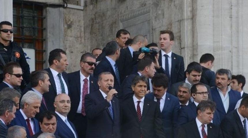 Erdoğan&rsquo;a Cami &Ccedil;ıkışında Yoğun İlgi