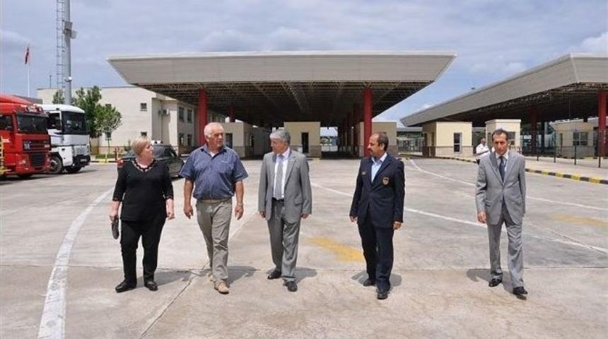 Bulgar M&uuml;steşar Ziyaret Etti, Tır Kuyrukları Azaldı