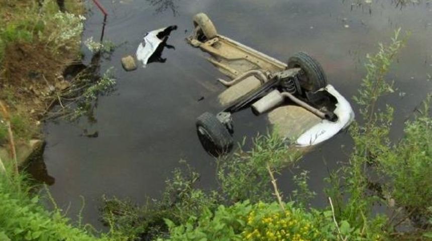 Otomobil G&ouml;lete U&ccedil;tu; 2 Kişi Boğuldu