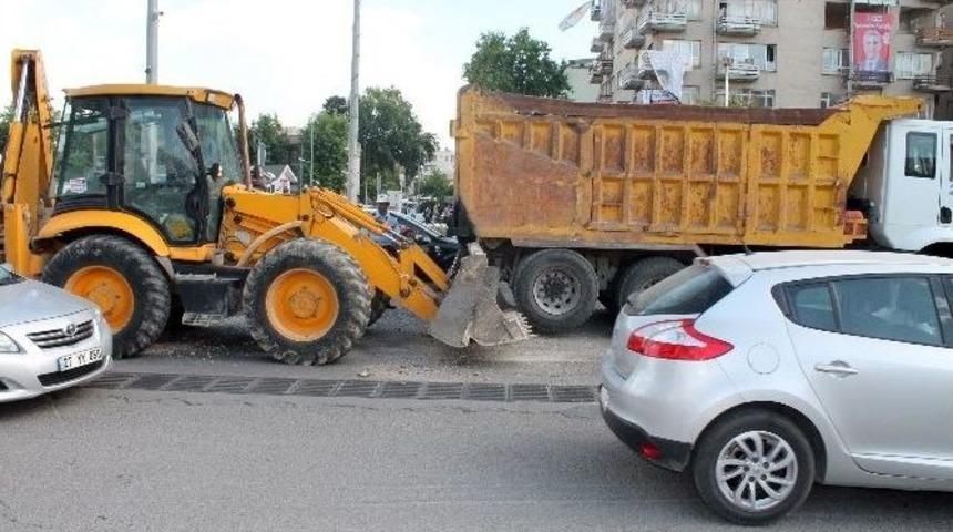 Adıyaman&rsquo;da İş Makineleri &Ccedil;arpıştı