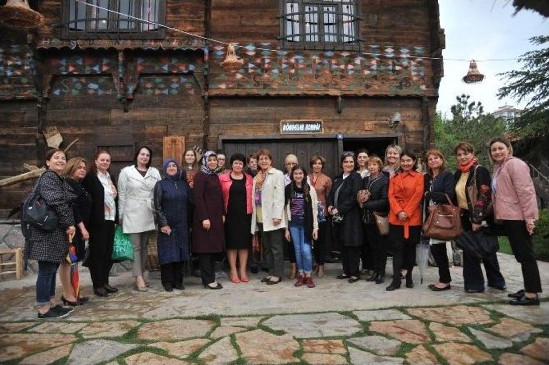 B&uuml;y&uuml;kel&ccedil;i Ve Diplomat Eşleri Altınk&ouml;y&rsquo;de