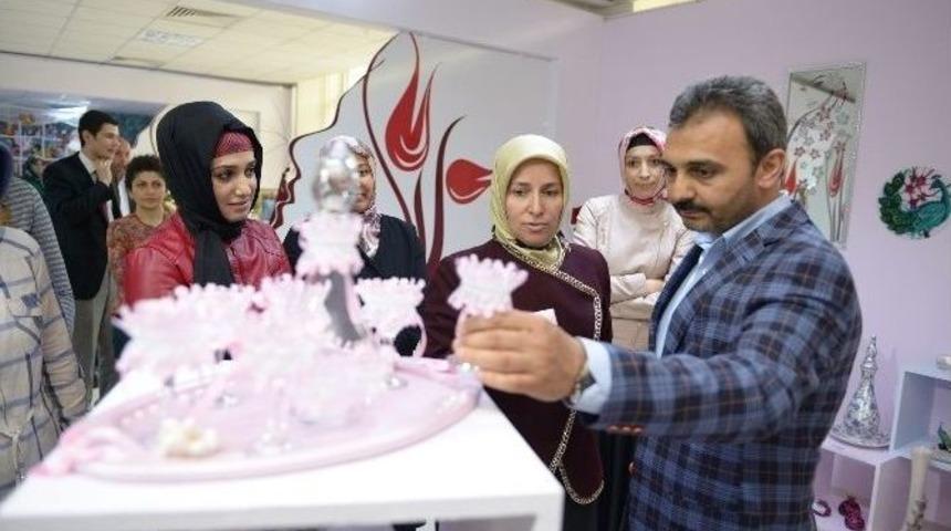 Başkan K&uuml;lc&uuml;, Kadın K&uuml;lt&uuml;r Merkezleri Sergisini Gezdi