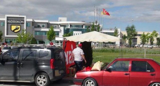 Sendikaya Üye Oldukları Iddiasıyla Işten Çıkarılan Işçiler, Çadır Kurarak Eylem Başlattı