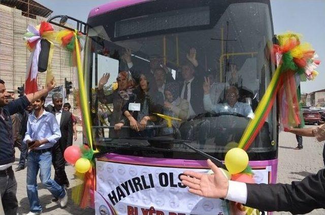 Erciş Belediyesi’nin Aldığı 10 Otobüs Hizmete Girdi