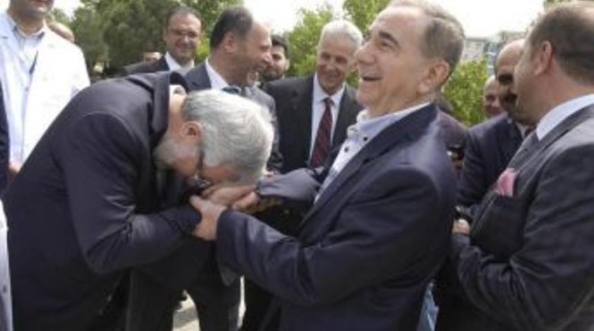 Uludağ Üniversitesi Rektörü Ulcay, Hayırsever İş Adamının Elini Öptü