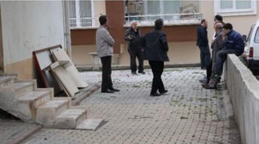 Harita M&uuml;hendisi Kendisini Asarak İntihar Etti