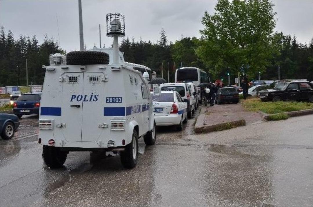 Bildiri Dağıtan Ak Parti Gen&ccedil;lik Kolları &Uuml;yelerine Saldırı: 2 Yaralı